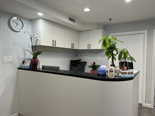 法拉盛皮肤科医生诊所前台接待区：看皮肤科医生前的登记与保险核对